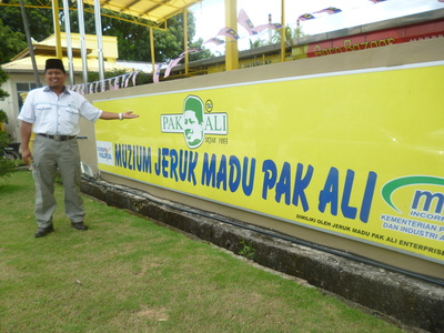 Papan tanda Muzium Jeruk Madu Pak Ali di hadapan kompleks syarikat